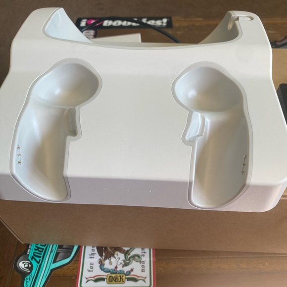 Quest 2 VR Headset - White w/ charging dock